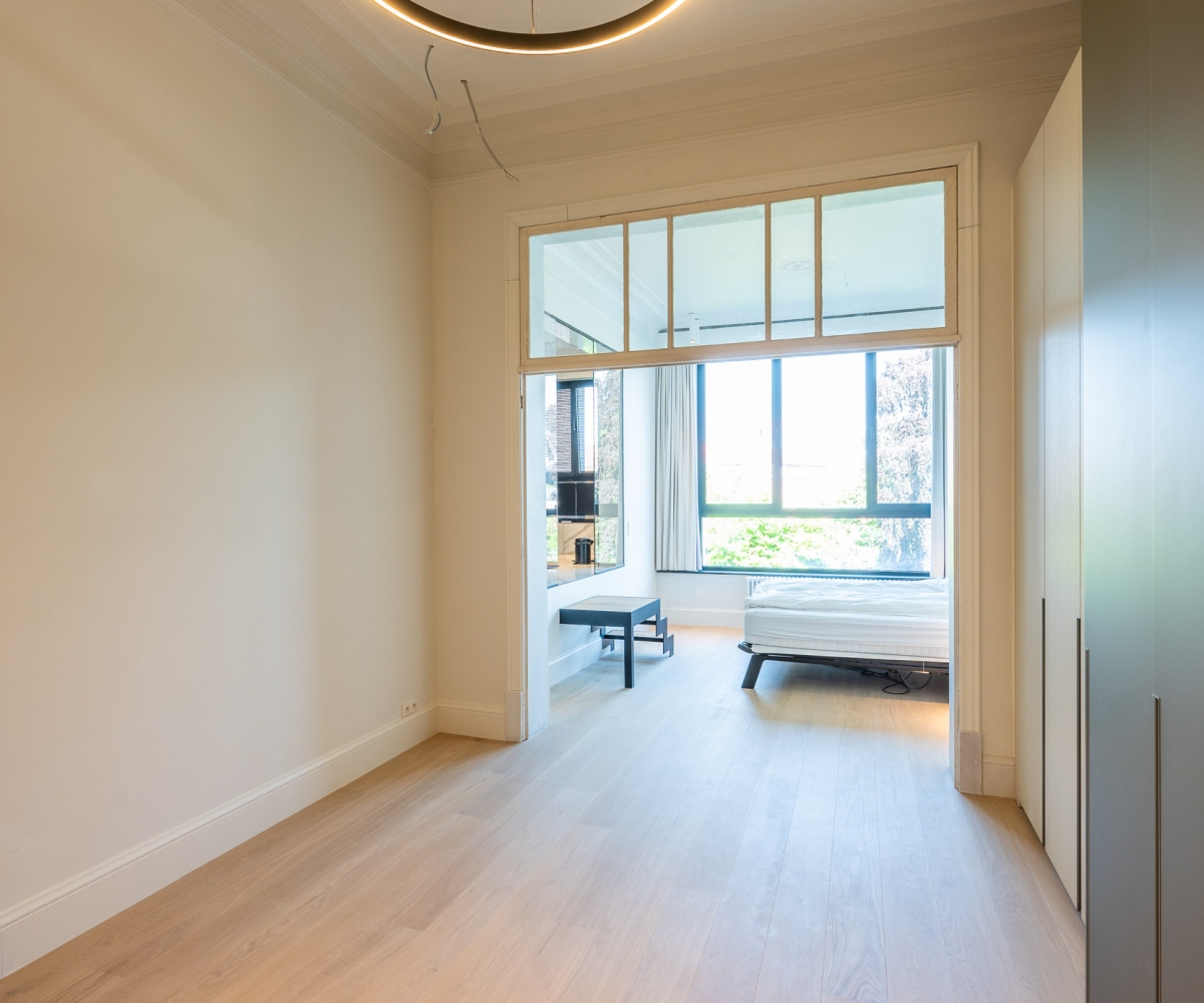 Dressing met parket en inbouwkasten