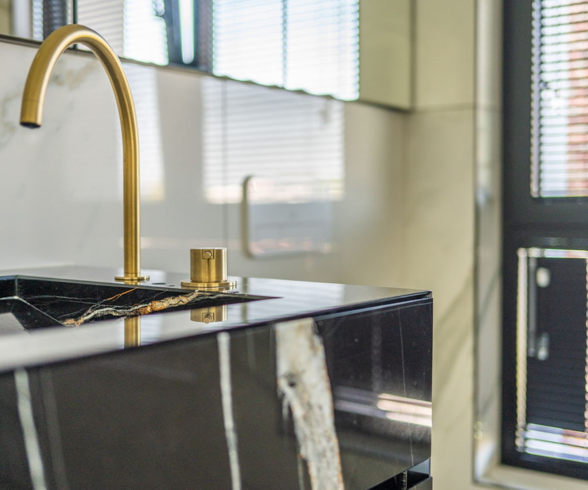 badkamer afgewerkt met hoogwaardige materialen